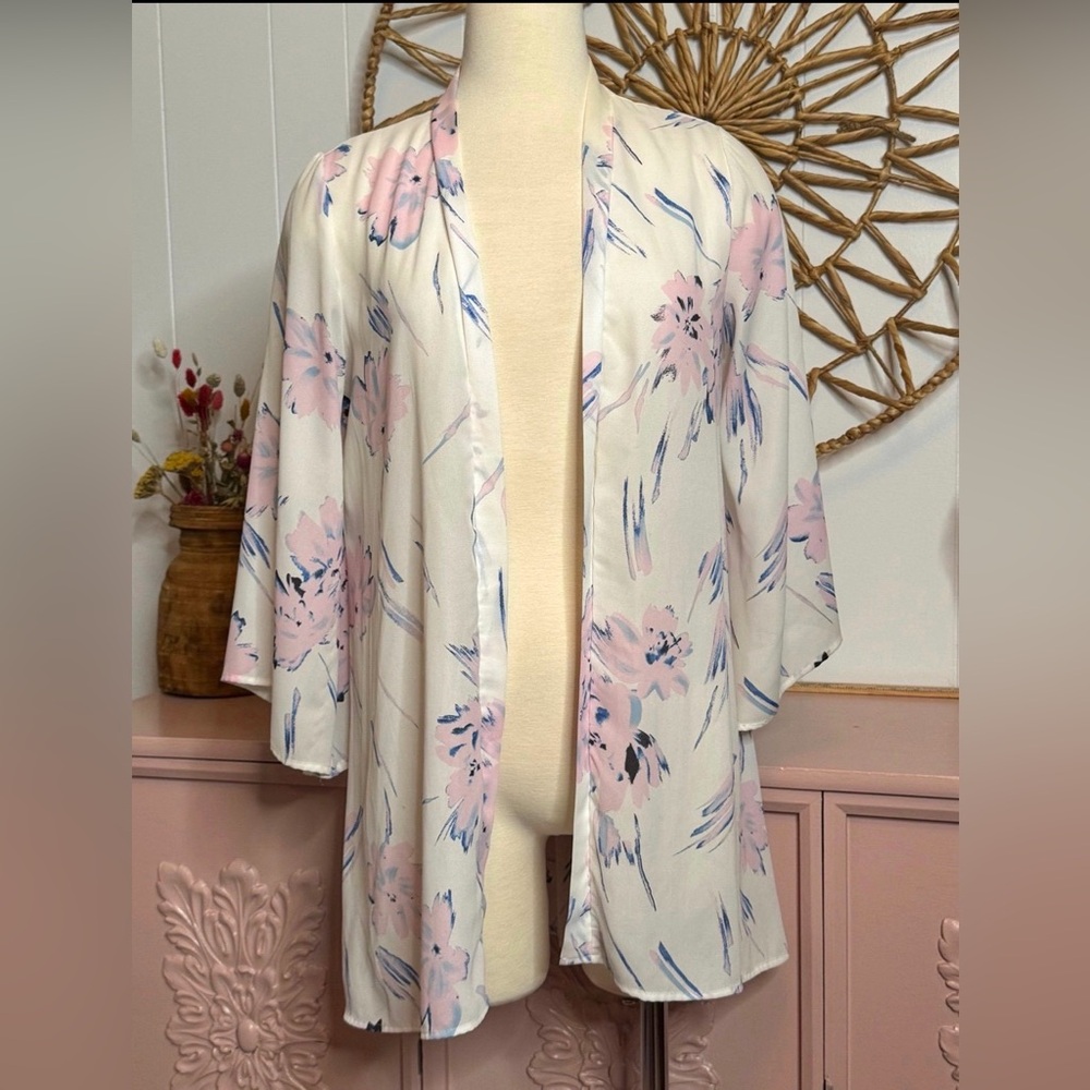 Adrienne Pink, white and blue kimono‎